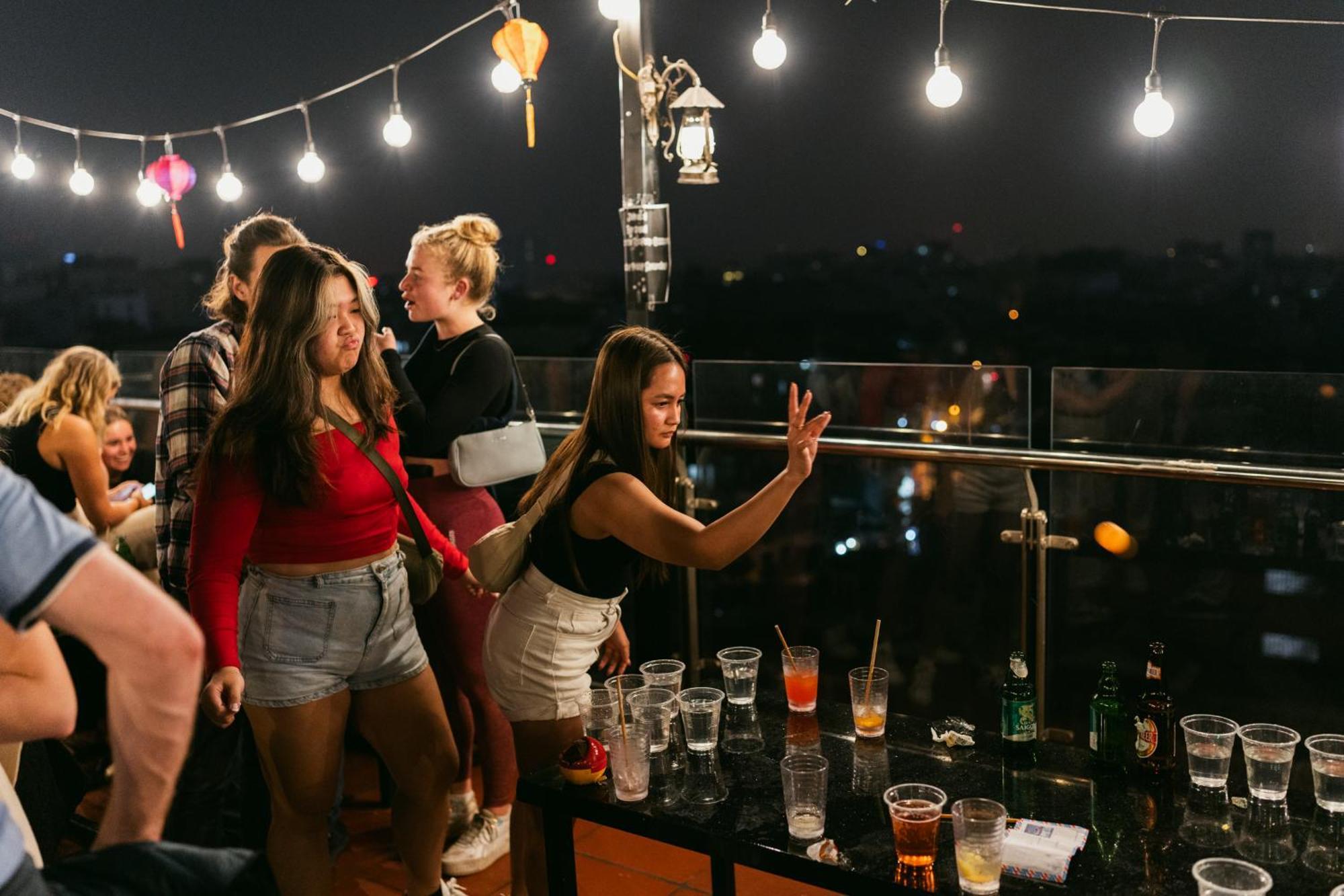 Backpackers Hà Nội Có Quầy Bar Tầng Thượng