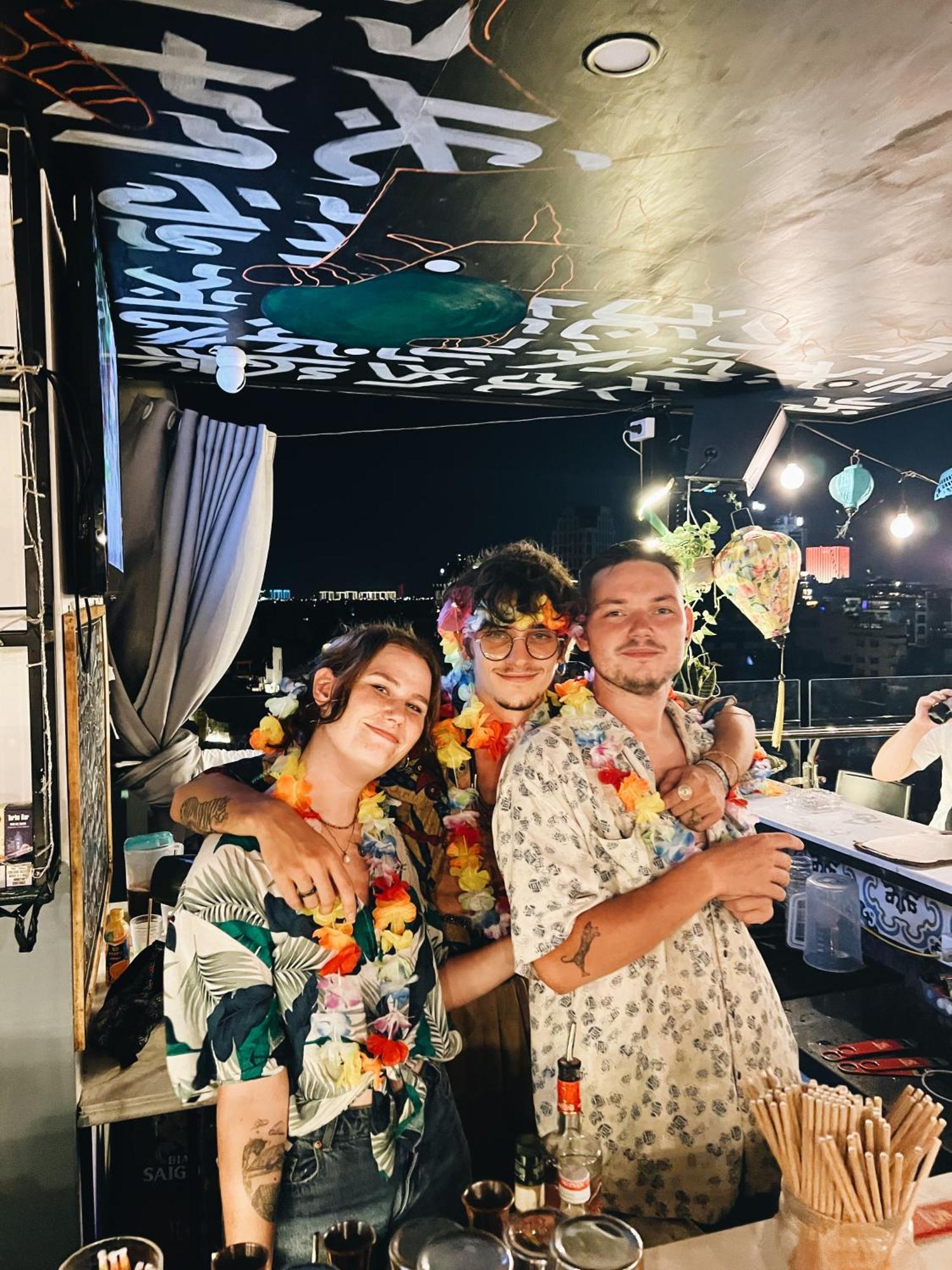 Khách sạn Backpackers Hà Nội Có Quầy Bar Tầng Thượng Hà Nội